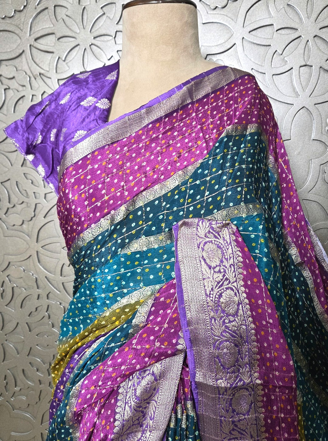 CHINON FABRIC ELEGANT STRIPS BANDHNI PRINT & WEAVING (SAREE1089)