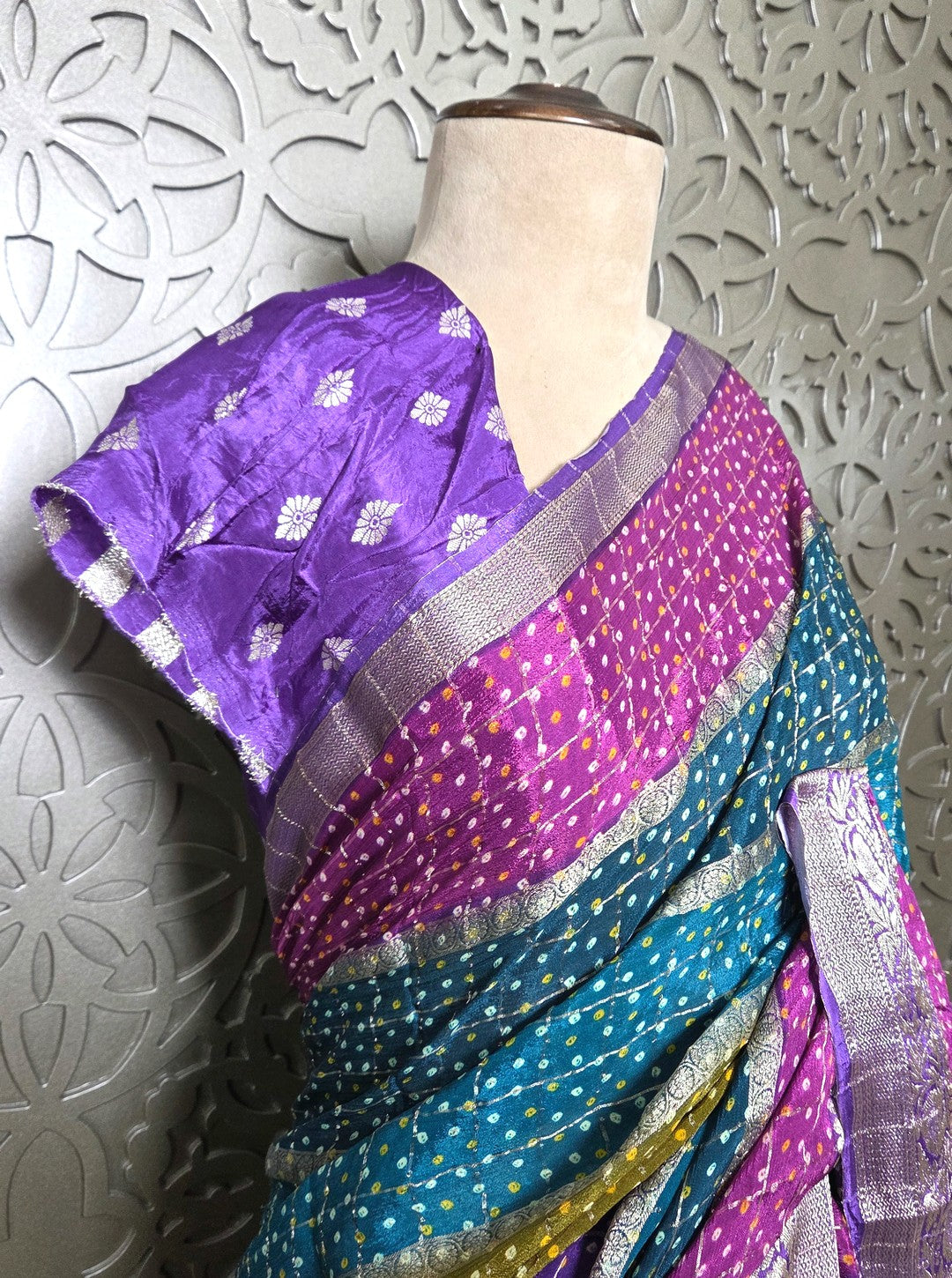 CHINON FABRIC ELEGANT STRIPS BANDHNI PRINT & WEAVING (SAREE1089)