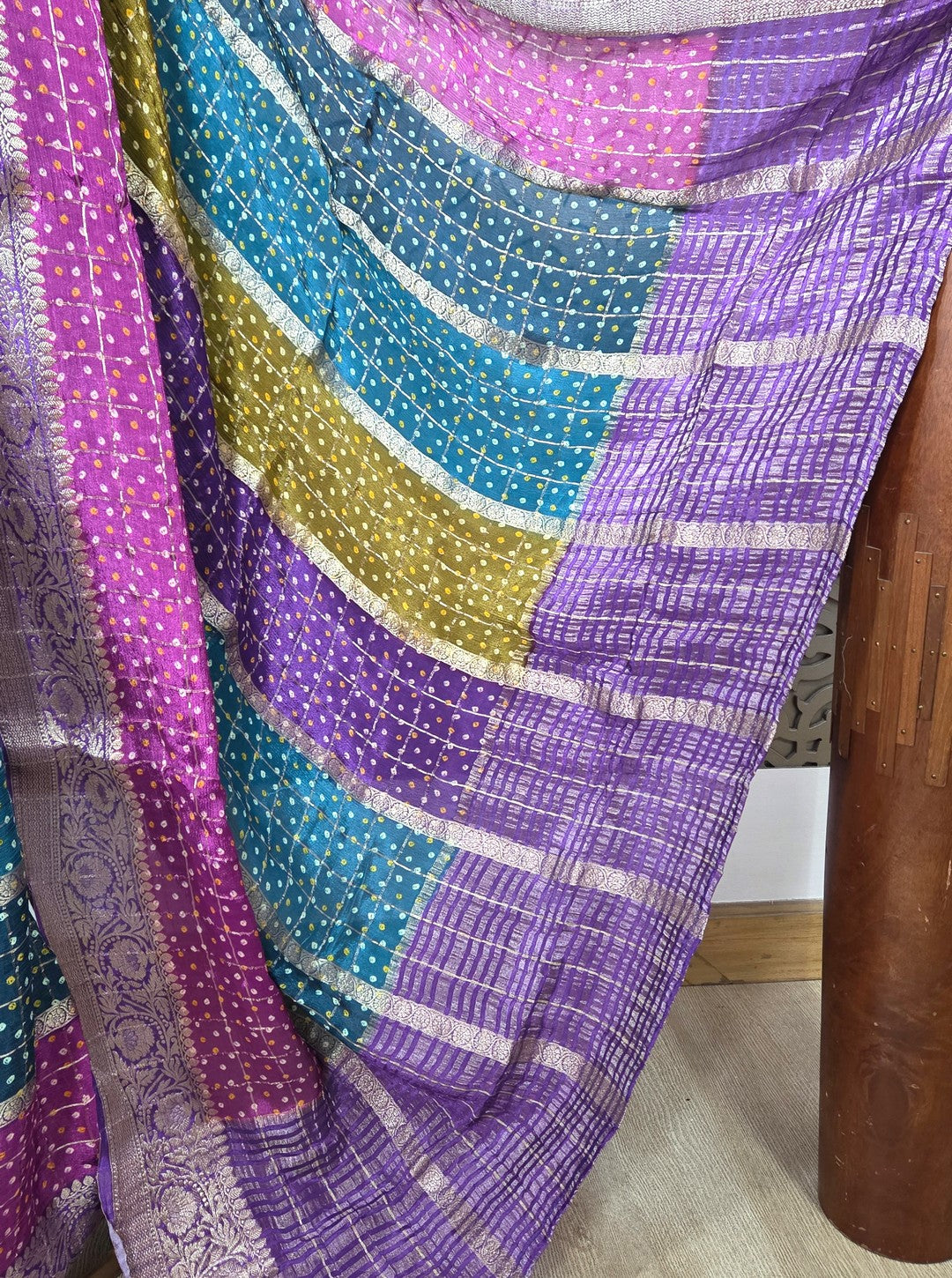 CHINON FABRIC ELEGANT STRIPS BANDHNI PRINT & WEAVING (SAREE1089)