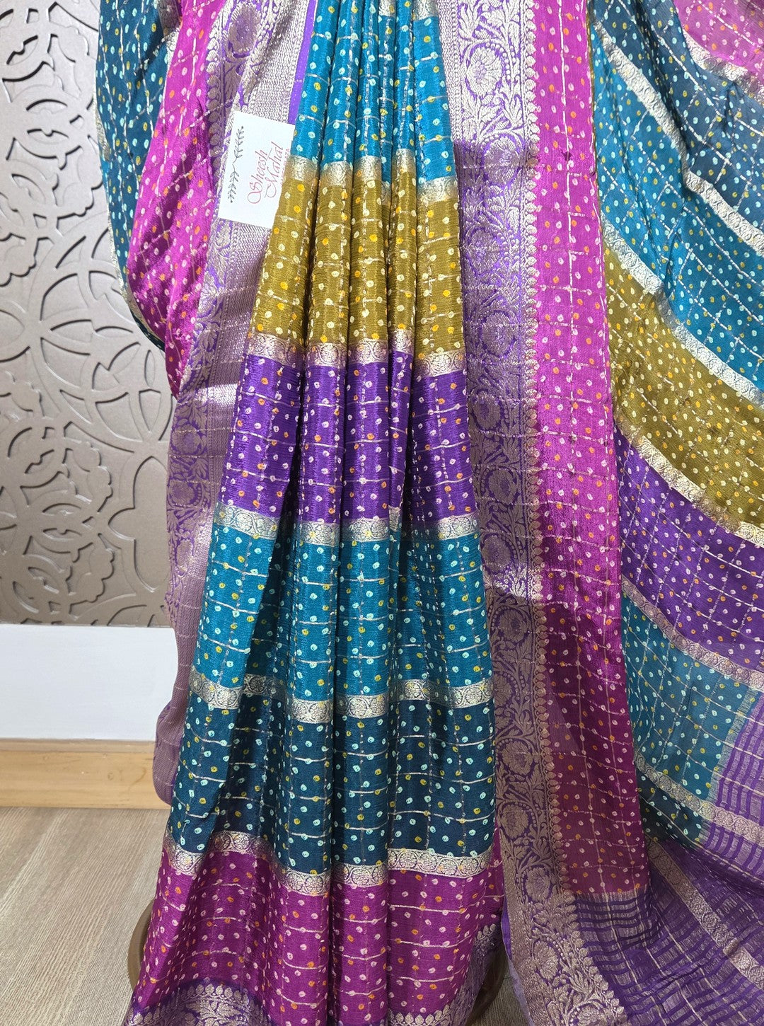 CHINON FABRIC ELEGANT STRIPS BANDHNI PRINT & WEAVING (SAREE1089)