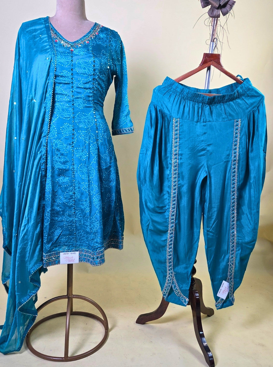 MUSLIN SHORT ANARKALI WITH BANDHNI PRINT & DHOTI STYLE SALWAR (KUR1073)
